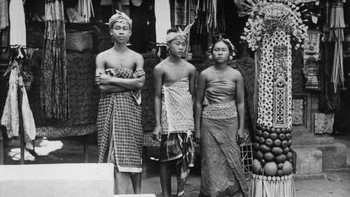 Warga di sebuah pedesaan Bali pada tahun 1950-an. Foto: Getty Images