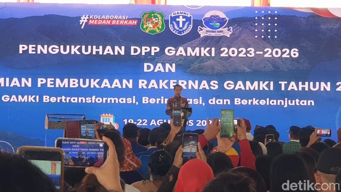 Presiden Jokowi saat menghadiri pembukaan Rakernas DPP GAMKI di Medan. (Goklas Wisely/detikSumut)