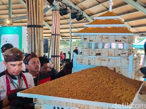 Saat Miniatur Gedung Sate dari Ketan Bakar Diganjar Rekor MURI