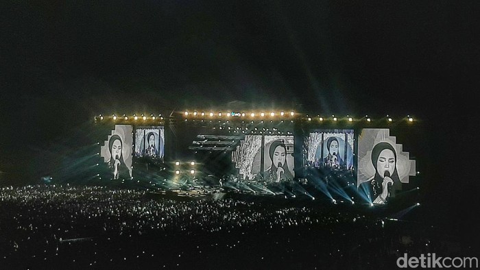 Putri Ariani berhasil memukau penonton yang hadir pada konser Dewa 19 di Stadion Si Jalak Harupat, Kabupaten Bandung, Sabtu (19/8/2023) malam.