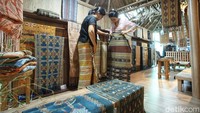 Pengunjung mencoba batik di Jiexpo, Jakarta, Sabtu (19/8/2023). 