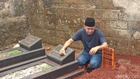Ramzi tak kuasa menahan tangis di pemakaman sang bunda. Foto: Ahsan/detikhot