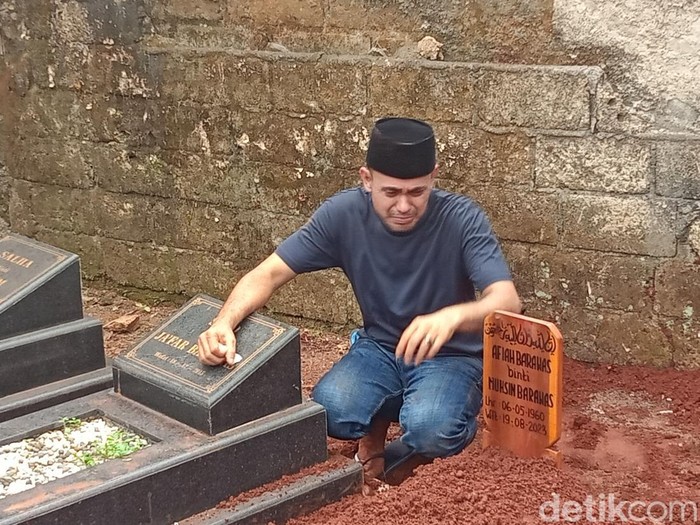 Ibunda Ramzi meninggal dunia.