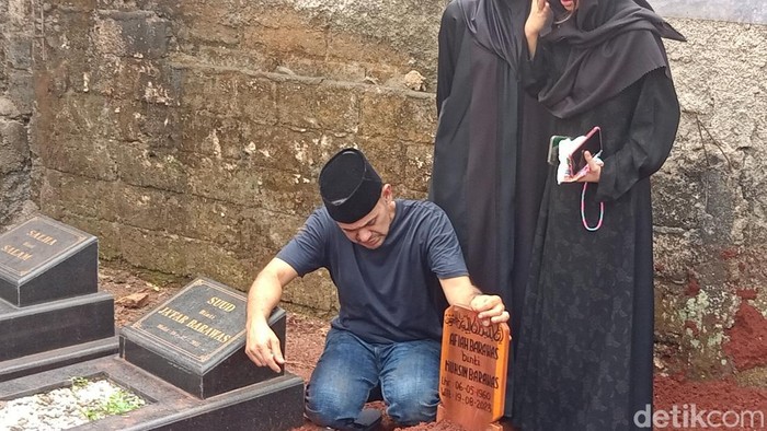 Ibunda Ramzi meninggal dunia.