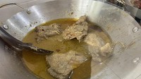 Ayam gulai kurma (Rp 21.000) juga kami cicipi. Sajiannya mirip seperti ayam gulai pada umumnya, tapi tampilannya agak pucat. Rempah kering seperti kapulaga, lada, cengkeh dan pala sangat kuat. Didapatkan dari campuran resep khas Aceh. Foto: detikFood/Yenny Mustika Sari