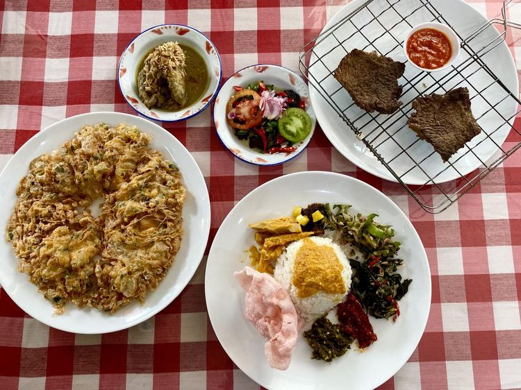 Bisa Cicip Lauk ala Menu Pernikahan Minang di Rumah Makan Ini