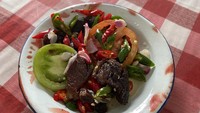 Salah satu menu unik yang ditawarkan RM Anak Daro adalah dendeng baracik. Dendengnya dipotong kecil-kecil dan agak kering, sajiannya bersama irisan cabe, bawang, dant tomat. Foto: detikFood/Yenny Mustika Sari