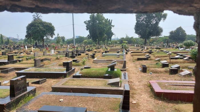 Rumah di Dekat Kuburan/Almadinah Putri Brilian-detikcom