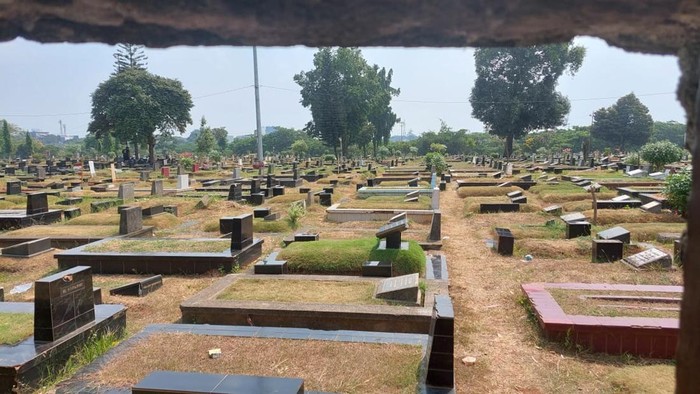 Rumah di Dekat Kuburan/Almadinah Putri Brilian-detikcom