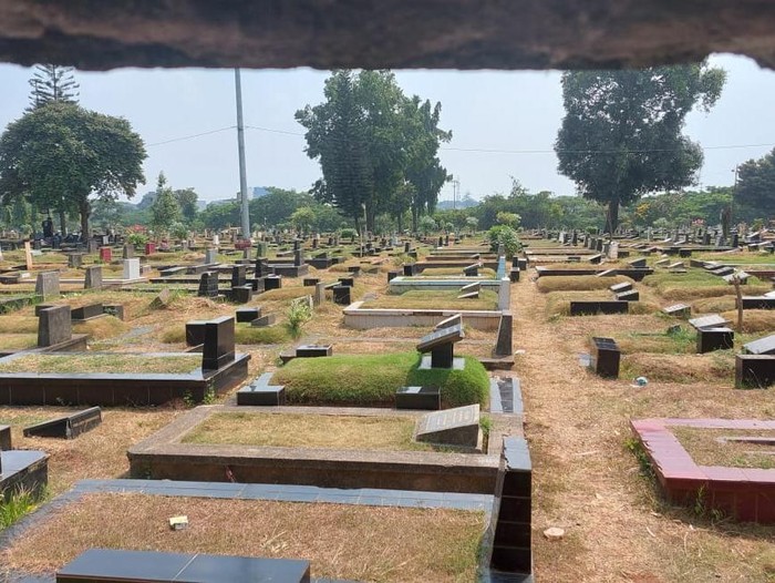 Rumah di Dekat Kuburan/Almadinah Putri Brilian-detikcom