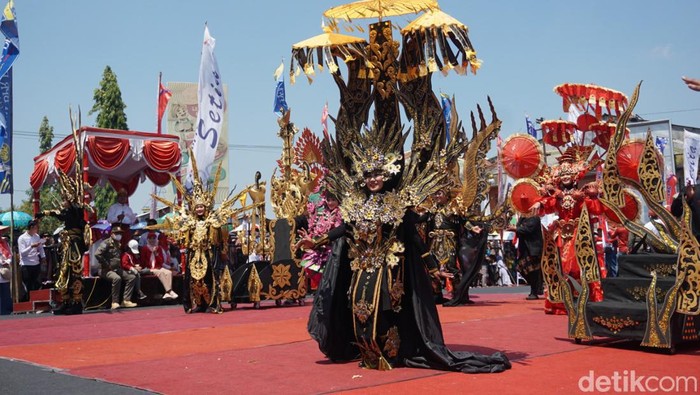 Salah satu penampilan di Karnaval Kemerdekaan RI di Demak, Sabtu (18/8/2023).