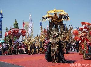 Meriah! Ribuan Warga Padati Karnaval Kemerdekaan di Demak