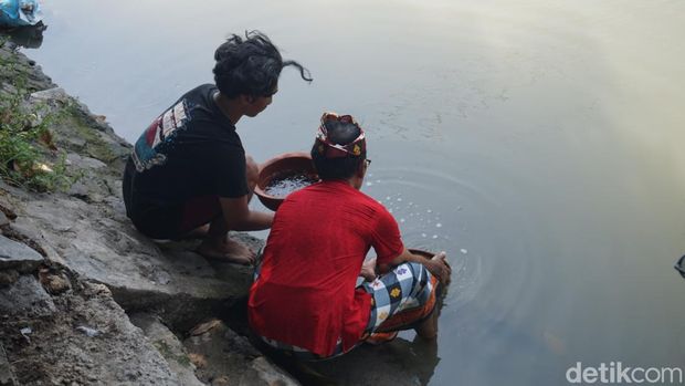 Sedekah bumi di Tambak Bayan Surabaya