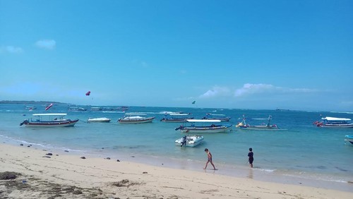 Sejumlah wisatawan bermain water sport di Pantai Tanjung Benoa, Kuta Selatan, Badung, Bali, Sabtu (19/8/2023). (Foto: Aryo Mahendro/detikBali)