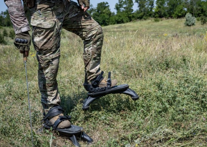 Sepatu anti ranjau Ukraina
