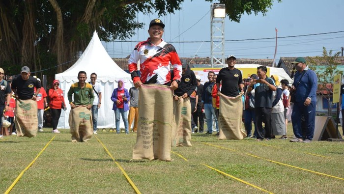 Serunya Wali Kota Madiun Ikut Lomba Balap Karung Bersana Warga
