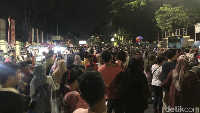 Suasana masyarakat mengikuti Merah Putih Light Carnival yang diadakan Pemprov Sumbar. (Foto: M.Afdal Afrianto)
