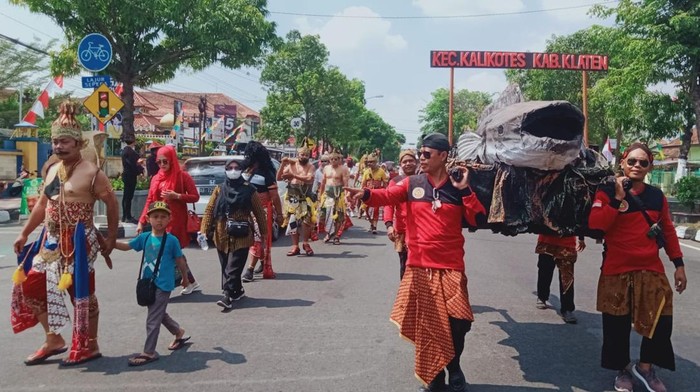 Suasana persiapan karnaval budaya Klaten 2023.