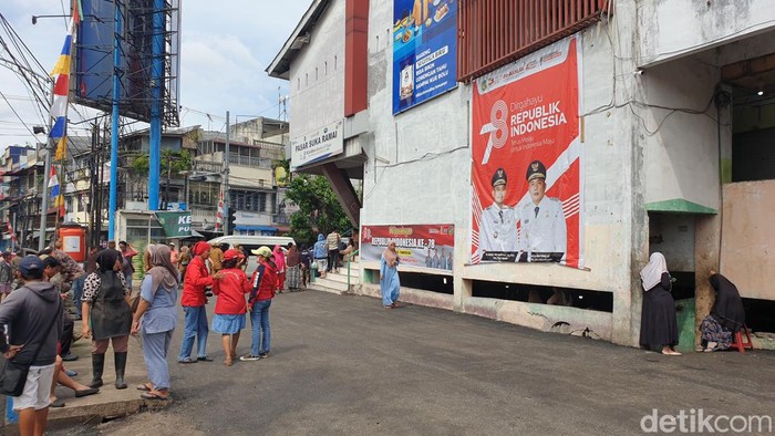 Suasana warga ramai menyambut kedatangan Presiden Jokowi di Pasar Sukaramai, Medan. (Goklas Wisely/detikSumut).