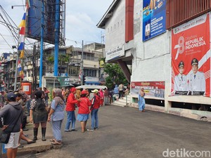Jalan di Pasar Sukaramai Diaspal Jelang Kedatangan Presiden Jokowi