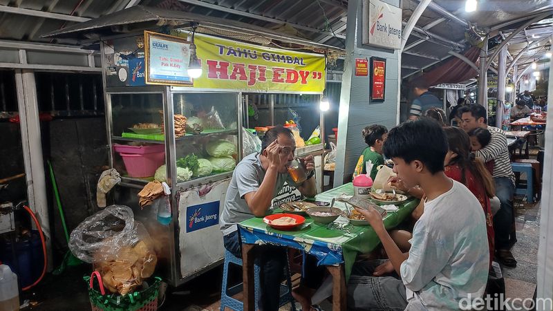 Sederet lapak tahu gimbal Pak Edy/Edi di kawasan PKL Taman Indonesia Kaya di Semarang,