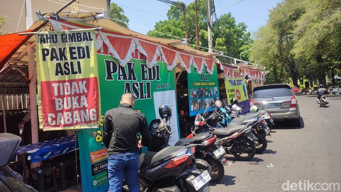 Sederet lapak tahu gimbal Pak Edy/Edi di kawasan PKL Taman Indonesia Kaya di Semarang,