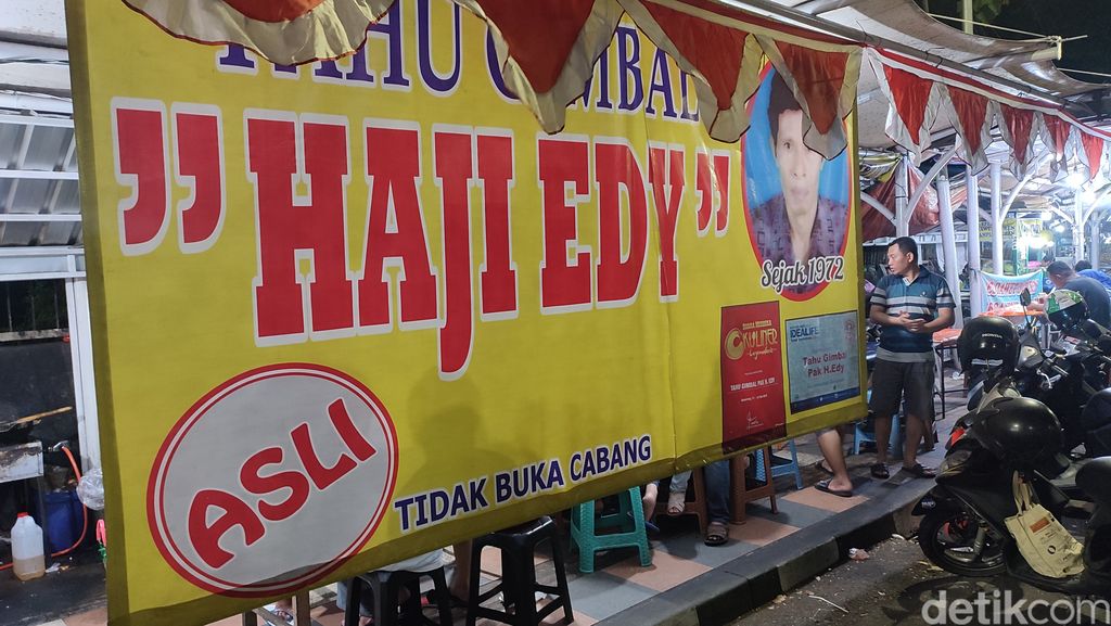 Sederet lapak tahu gimbal Pak Edy/Edi di kawasan PKL Taman Indonesia Kaya di Semarang,