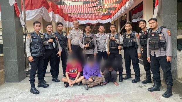 Tim Patroli Perintis Presisi Polres Metro Jakarta Barat mengamankan tiga remaja yang diduga hendak tawuran di Cengkareng (Dok. Istimewa)