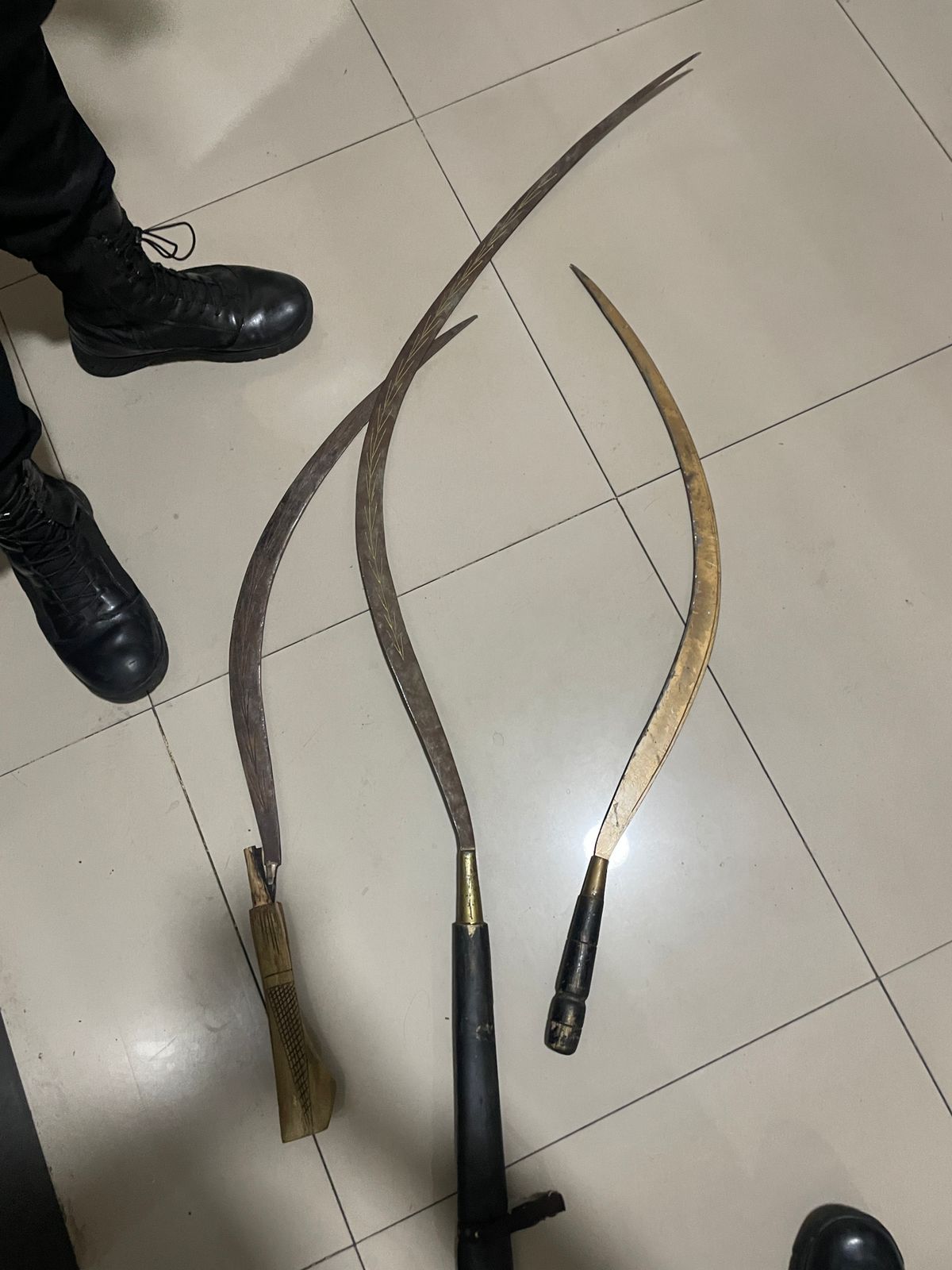 Tim Patroli Perintis Presisi Polres Metro Jakarta Barat mengamankan tiga remaja yang diduga hendak tawuran di Cengkareng (Dok. Istimewa)