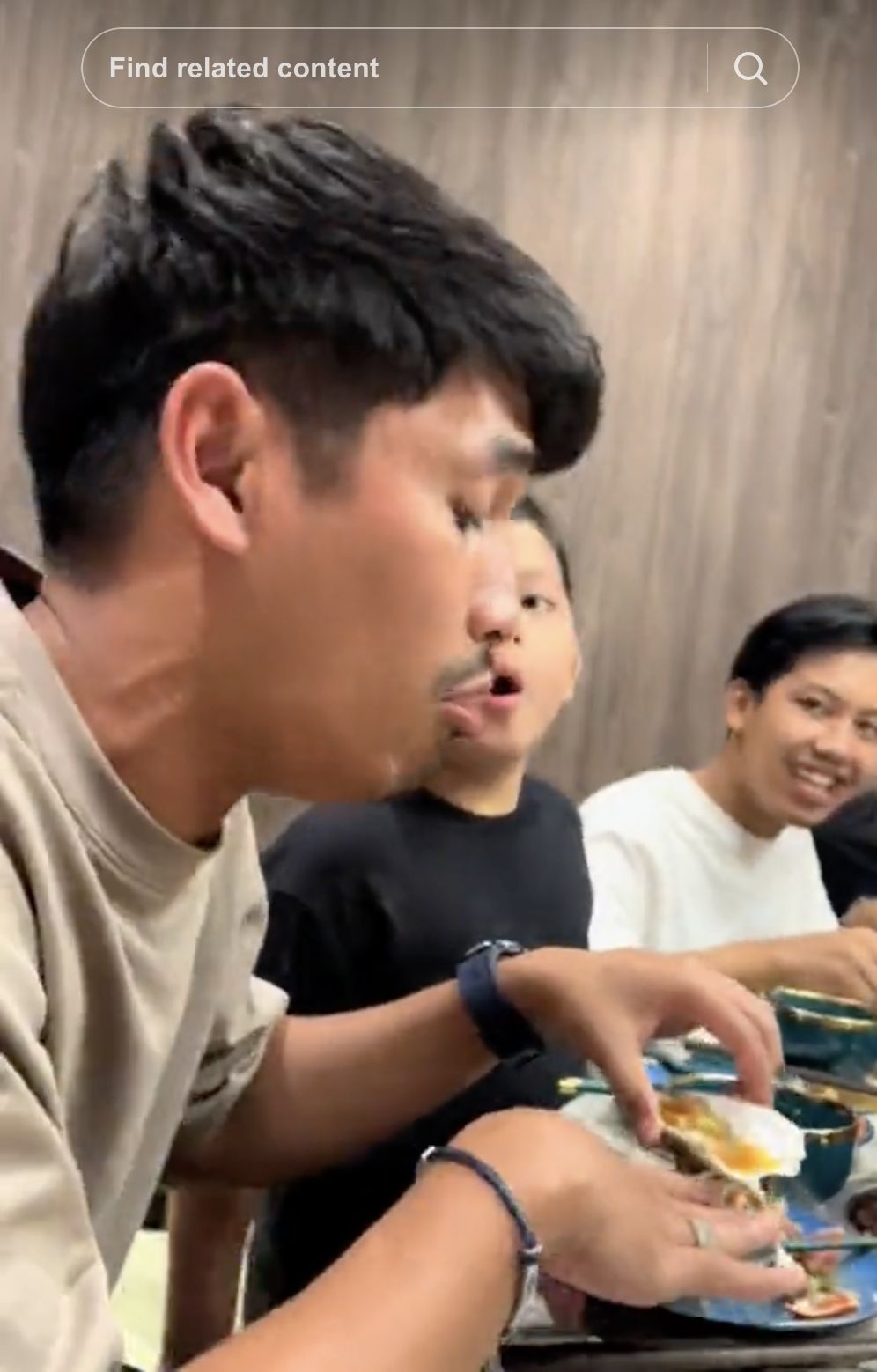 Istri ngidam minta sang suami makan tiram mentah