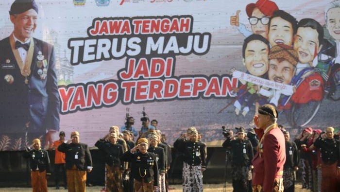 Upacara Peringatan HUT Ke-78 Provinsi Jawa Tengah di Alun-Alun Kabupaten Brebes, Sabtu (19/8/2023).