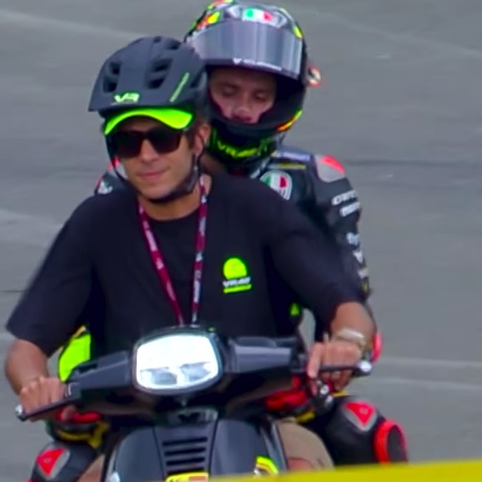 Valentino Rossi ngojek di MotoGP Austria