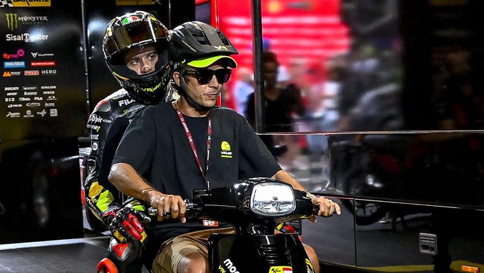 Valentino Rossi ikut menyaksikan jalannya practice MotoGP Austria 2023. The Doctor kedapatan jadi sopir motor muridnya, Marco Bezzecchi.