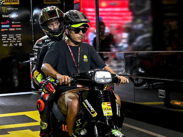 Valentino Rossi ikut menyaksikan jalannya practice MotoGP Austria 2023. The Doctor kedapatan jadi sopir motor muridnya, Marco Bezzecchi.