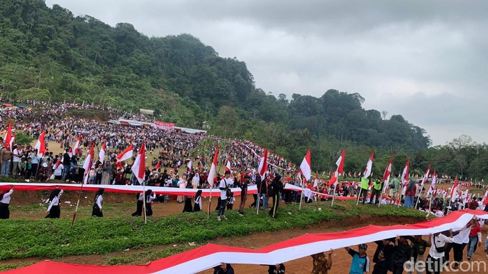Warga Pangandaran membentangkan Bendera Merah Putih sepanjang 4 Km.