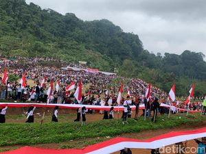Gagah! Bendera Merah Putih Sepanjang 4 Km Membentang di Pangandaran