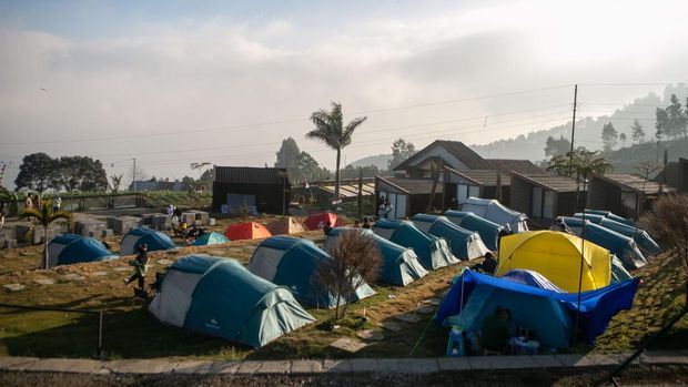 Pengunjung berada di depan tendanya di Desa Cuntel, Kopeng, Getasan, Kabupaten Semarang, Jawa Tengah, Sabtu (19/8/2023). Pengembangan wisata alam yang menawarkan pengalaman berkemah dengan tenda dan menginap menggunakan mobil campervan di lereng Gunung Merbabu tersebut dipasarkan dengan harga Rp250 ribu hingga Rp1,5 juta. ANTARA FOTO/Hendra Nurdiyansyah/YU