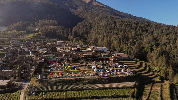 Wisata berkemah di lereng Merbabu Pengunjung berada di depan tendanya di Desa Cuntel, Kopeng, Getasan, Kabupaten Semarang, Jawa Tengah, Sabtu (19/8/2023). Pengembangan wisata alam yang menawarkan pengalaman berkemah dengan tenda dan menginap menggunakan mobil campervan di lereng Gunung Merbabu tersebut dipasarkan dengan harga Rp250 ribu hingga Rp1,5 juta. ANTARA FOTO/Hendra Nurdiyansyah/YU