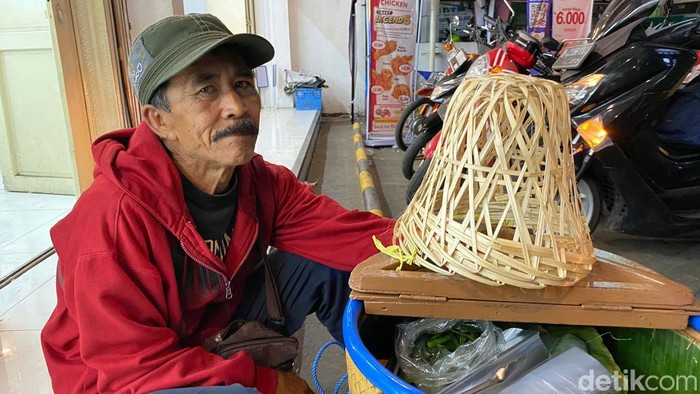Yono Umis, mantan pelukis reklame bioskop kini menjadi penjual tahu keliling.