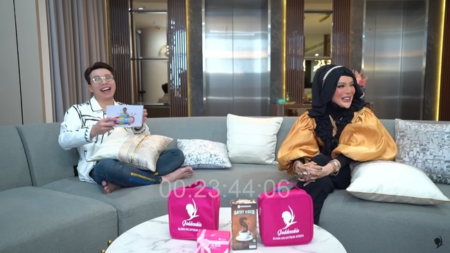 Meski sering dibilang aneh, Yuni Jasmine mengaku tidak terlalu mendengarkan komentar julid dari orang lain. Ia pun tidak masalah dengan atensi netizen karena dianggap bisa membantu usahanya yang menjual hijab dan busana.Saya nggak suka yang natural, kalau benang ya kelihatan tanam benang, buat apa yang natural-natural, kata Yuni kepada dr. Richard.   Foto: YouTube dr. Richard Lee, MARS
