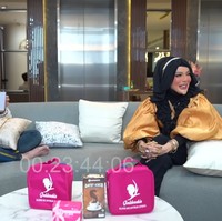 Meski sering dibilang aneh, Yuni Jasmine mengaku tidak terlalu mendengarkan komentar julid dari orang lain. Ia pun tidak masalah dengan atensi netizen karena dianggap bisa membantu usahanya yang menjual hijab dan busana.Saya nggak suka yang natural, kalau benang ya kelihatan tanam benang, buat apa yang natural-natural, kata Yuni kepada dr. Richard.   Foto: YouTube dr. Richard Lee, MARS