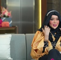 Sebenarnya dokter bilang sudah lancip tapi memang saya minta jadi tetap dikerjain, jelas Yuni. Dulu pertama viral gara-gara dagu jadi ya diterusin saja. Aku memang suka aneh-aneh, aku nggak mau sama. Mereka (dokter) sebenarnya banyak nolak tapi saya yang nyuruh, katanya. Foto: YouTube dr. Richard Lee, MARS