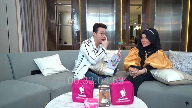 Hidung pernah benang makanya ada bekas lubang. Mungkin karena campur-campur benangnya jadi dokternya bingung jadi infeksi, benjol,Infeksi di bekas lesung pipi ada seperti bisul, karena kalau ada yang baru-baru pasti aku ikut. Menyesal karena ini dikerjain di salon. Saya senang-senang saja, dijalani saja, kalau infeksi ya berarti salah. Pernah ke luar nanah, benang di hidung ke luar, saya potong sendiri, tambahnya. Foto: YouTube dr. Richard Lee, MARS