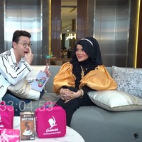 Hidung pernah benang makanya ada bekas lubang. Mungkin karena campur-campur benangnya jadi dokternya bingung jadi infeksi, benjol,Infeksi di bekas lesung pipi ada seperti bisul, karena kalau ada yang baru-baru pasti aku ikut. Menyesal karena ini dikerjain di salon. Saya senang-senang saja, dijalani saja, kalau infeksi ya berarti salah. Pernah ke luar nanah, benang di hidung ke luar, saya potong sendiri, tambahnya. Foto: YouTube dr. Richard Lee, MARS