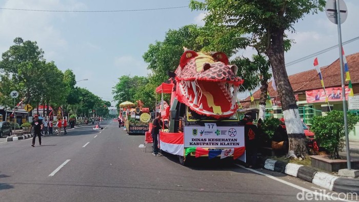Pemkab Klaten menggelar Karnaval Pembangunan yang diikuti 48 instansi, lembaga, dan kelompok masyarakat, Minggu (20/8/2023). Semua peserta menggunakan kendaraan hias dalam karnaval tersebut.