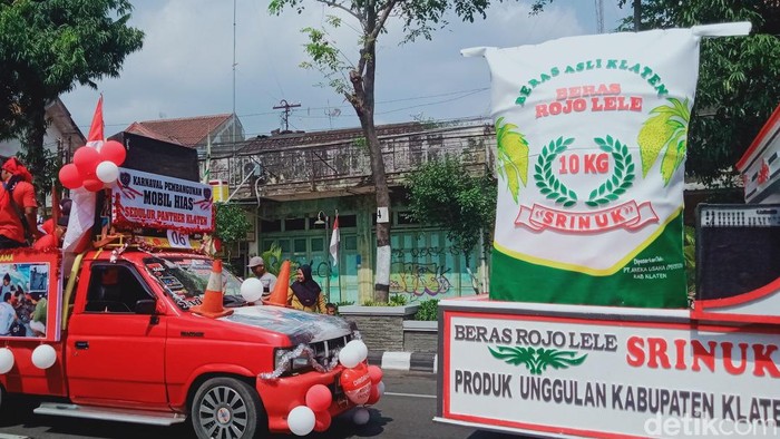 Pemkab Klaten menggelar Karnaval Pembangunan yang diikuti 48 instansi, lembaga, dan kelompok masyarakat, Minggu (20/8/2023). Semua peserta menggunakan kendaraan hias dalam karnaval tersebut.