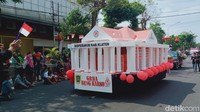 Miniatur ikon dan potensi pembangunan diusung mobil hias, di antaranya Gedung Grha Bung Karno, beras Rojolele Srinuk, Pasar Gedhe Klaten, dan lainnya. Foto: Achmad Hussein Syauqi/detikJateng