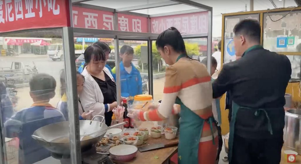 5 Youtuber Indonesia Ini Sukses Jualan Makanan Kaki Lima di Luar Negeri