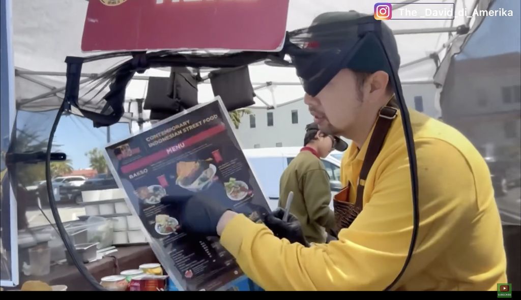 5 Youtuber Indonesia Ini Sukses Jualan Makanan Kaki Lima di Luar Negeri