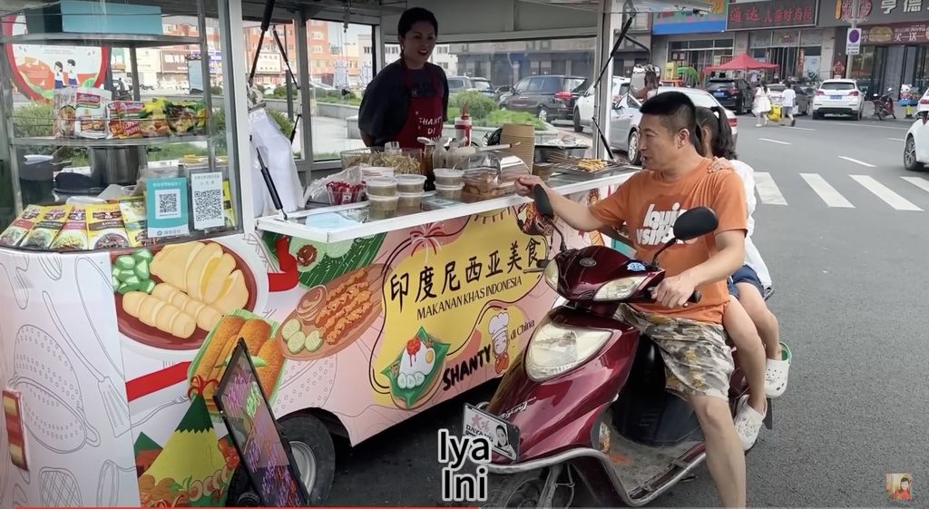 5 Youtuber Indonesia Ini Sukses Jualan Makanan Kaki Lima di Luar Negeri